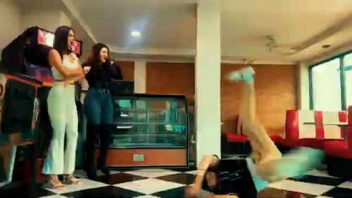Yeik-Lawson-Rodriguez-Costa-Ricas-Call-Center-Rap-Breakdancing-commerical-10.png