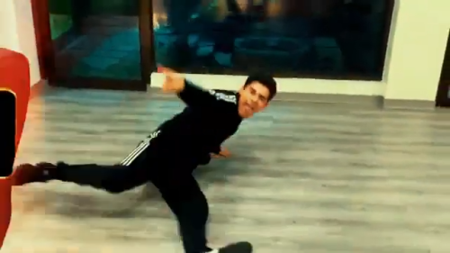 Yeik-Lawson-Rodriguez-Costa-Ricas-Call-Center-Rap-Breakdancing-commerical-6.png